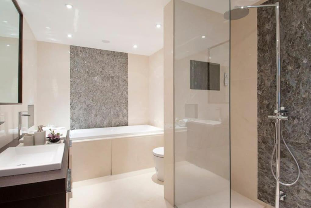 Mayfair Penthouse With Rooftop Facing Hyde Park * Londra