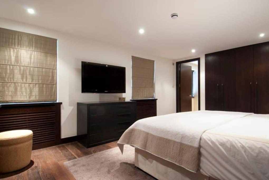 Mayfair Penthouse With Rooftop Facing Hyde Park